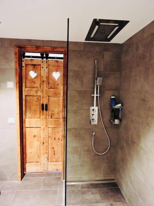 Urchige 2-Zimmerwohnung Matten  エクステリア 写真